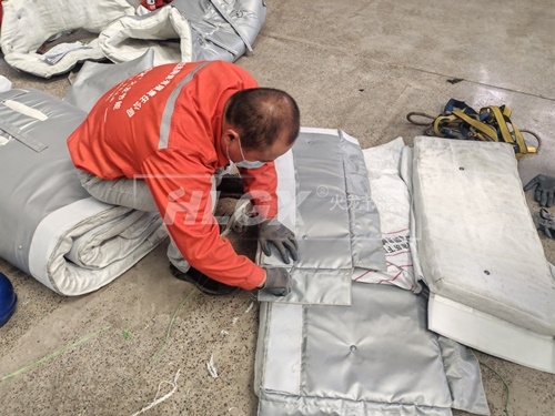 火龙保温套工人